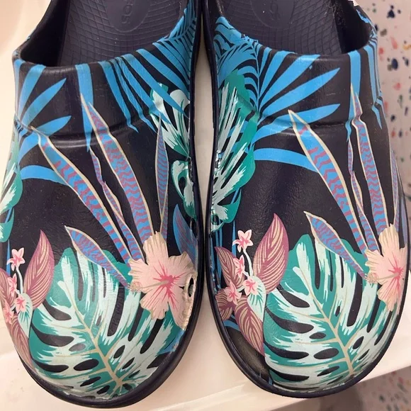OOFOS Women's Tropical Leaf Clogs - Picture 1 of 4